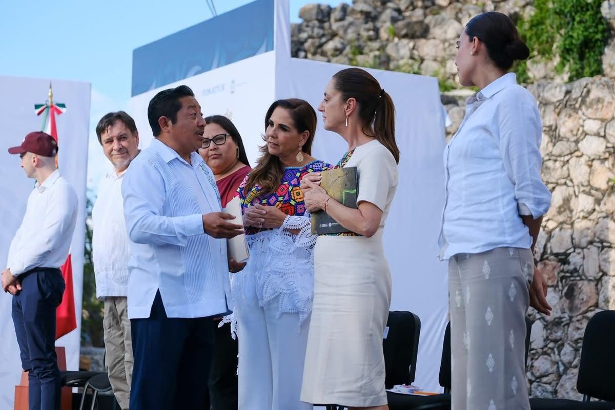 Román Caamal of Community Tours Sian Ka an with Mexico s federal leadership at the community tourism event