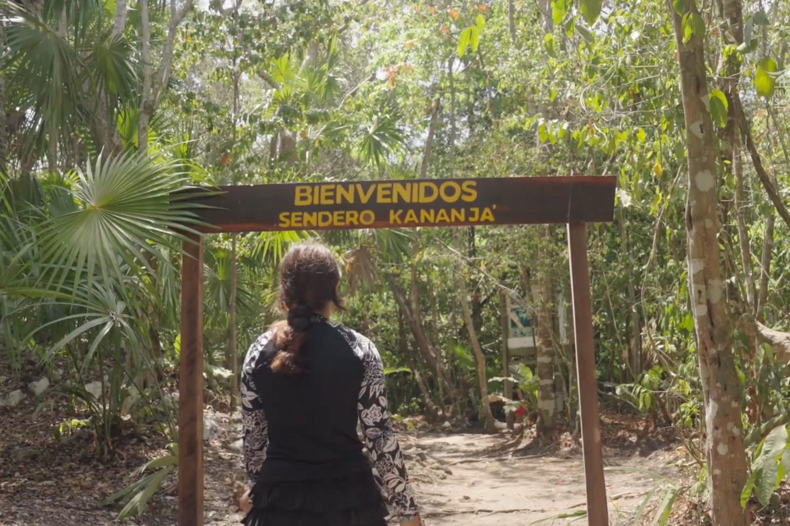 Welcome sign of the Kanan Ka ax trail at the start of the bird watching route in Sian Ka an